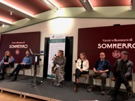 Panelsamtale. Fra venstre  Kari Milch Agledahl, Geir Sverre Braut, Helene Ingierd, Heidi Østbø Haugen, Sean D. Denham og Hallvard Fossheim